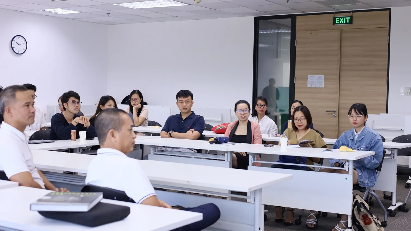 Các thành viên trao đổi tại một buổi gặp mặt FSA Mentoring